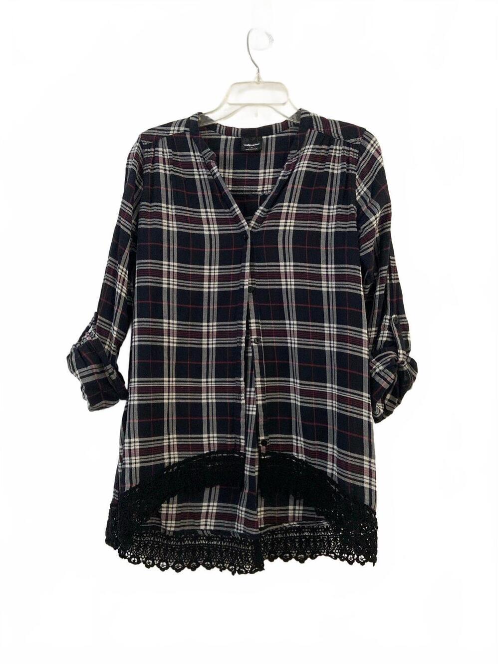 Junior’s plaid button up - M